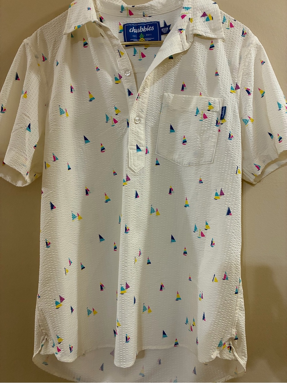 Chubbies Men's Cream Short-Sleeve Seersucker Shirt with sailboats Print